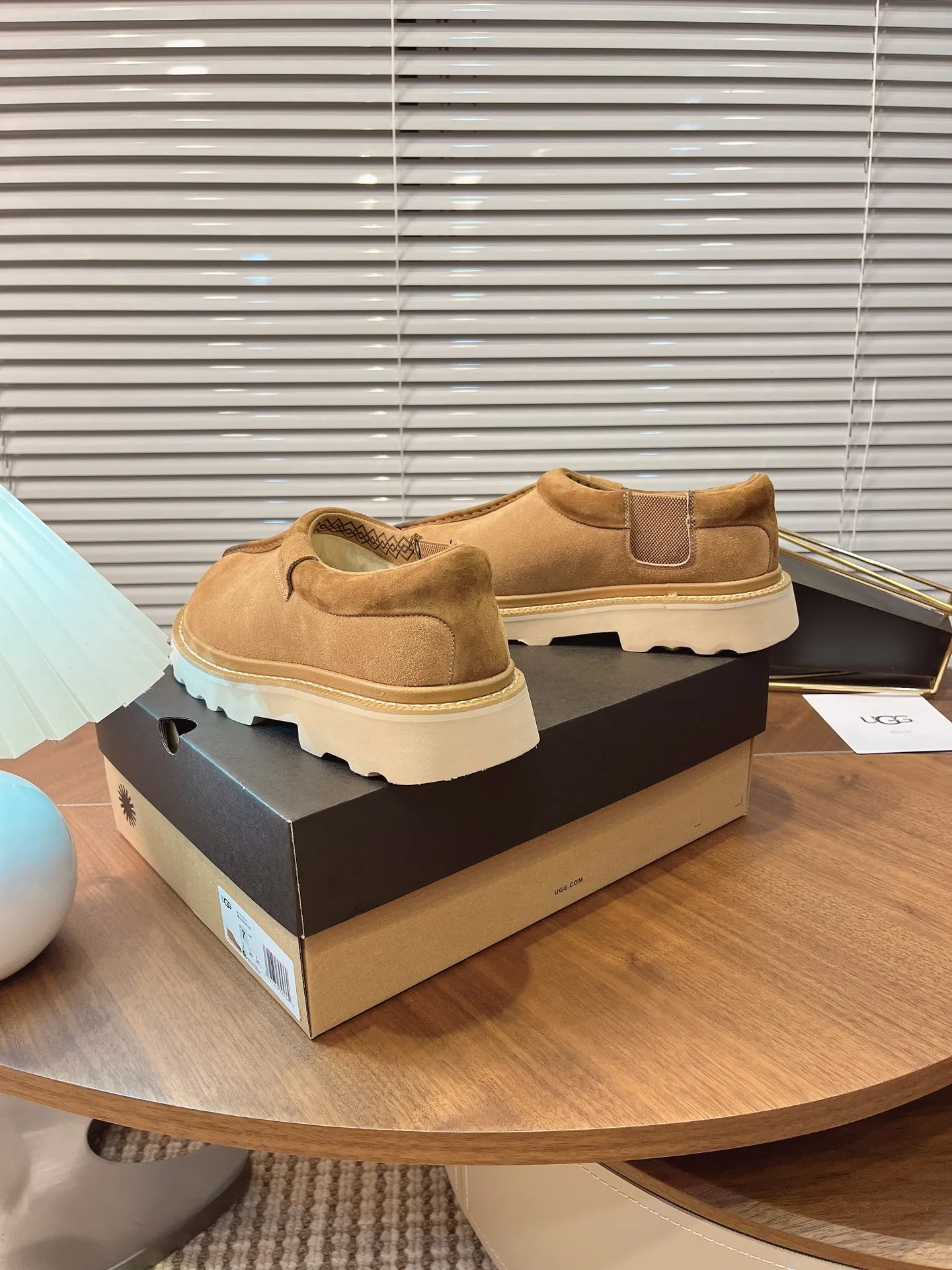 【UGG】 P: 540💰 Size: 40 to 44 (45 custom-made) 2025 new style 𝑼𝑮𝑮•Men's ◾️. The matching coefficient of winter snow fur shoes is also 100% 💥very good-looking✨very fashionable and stylish when worn📈 Lager casual boots lace-up style with hot embossed brand logo on the heel Item No.: 1171113 Upper: high-quality cow suede Lining: sheepskin imported from Australia 🐑The inner lining is made of Australian lamb wool Outsole: EVA non-slip outsole.